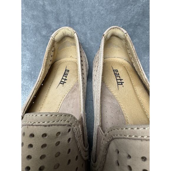 Earth Woman's Taupe Perforated Nubuck Slip-On Comfort Loafer Flats Size 6.5 - Picture 4 of 11